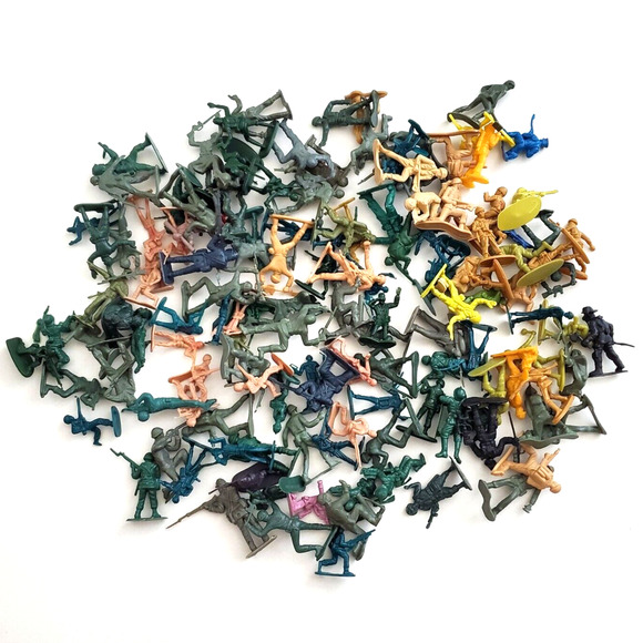 Huge Vintage Lot Of 139 Plastic Army Men Toy Soldiers Multicolor - Picture 1 of 3